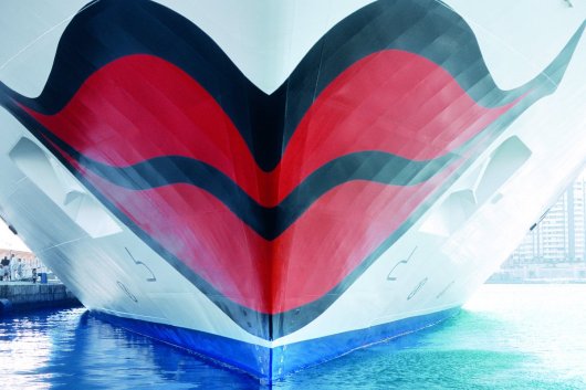 Sealed with a... declaration of intent: AIDA Cruises will be supporting the Federal State of Schleswig-Holstein, the Federal State capital Kiel and the Seaport of Kiel in a number of bunker-related initiatives.