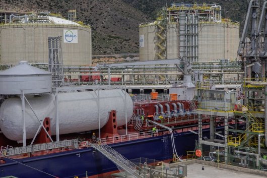 The Damia Desgagnes being bunkered at Enagas's regasification plant in Cartagena, Spain, in April 2017.