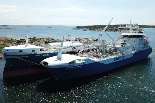 The Skangas-operated Coralius performing a bunker delivery to Furetank's vessel, the Fure Vinga.