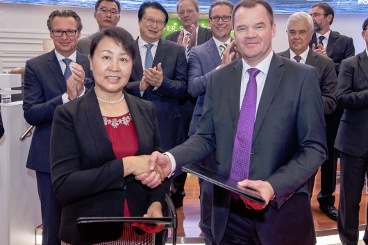 Pictured (left to right): Guan Yinghua, Deputy Technical Director at DSIC, and Norbert Kray, Senior Vice President and Regional Manager for Greater China at DNV GL - Maritime, at the signing of an agreement to develop a new LNG-fuelled ultra-large container vessel.