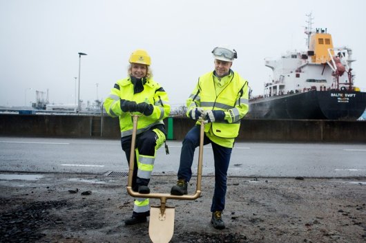 Jill Soderwall from the Port of Gothenburg and Johan Zettergren from Swedegas broke ground for Gothenburg's new LNG facility at the Energy Port.