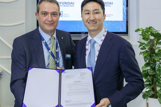David Barrow, LR Commercial Director - Marine & Offshore presents the AiP to Kisun Chung, HHI's Deputy COO of Group Ship/Offshore Marketing and CEO of Hyundai Global Service.