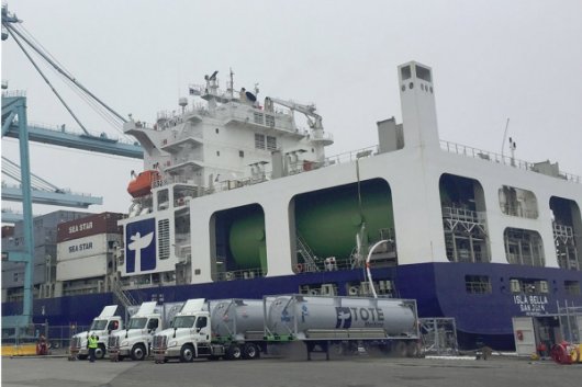 The Isla Bella being bunkered with LNG for the first time at the port of Jacksonville in January 2016.