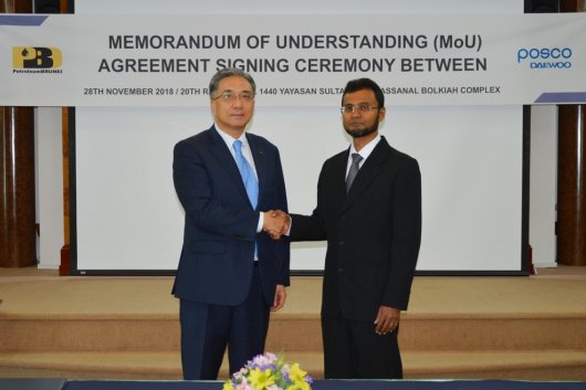 POSCO Daewoo president Kim Young-sang (left) and PetroleumBRUNEI president Haydn Furlonge (right) at the MOU signing in Brunei on November 28.
