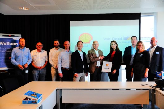 The five-year deal was signed by Van Oord's Jaap de Jong and Shell Marine's Inbar van de Burg.