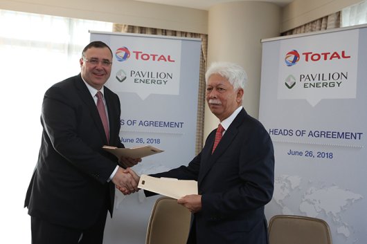 Patrick Pouyanne, chairman and CEO of Total, and Tan Sri Mohd Hassan Marican, chairman of Pavilion Energy, seal a  heads of agreement (HoA) to jointly develop an LNG bunker supply chain in the port of Singapore.