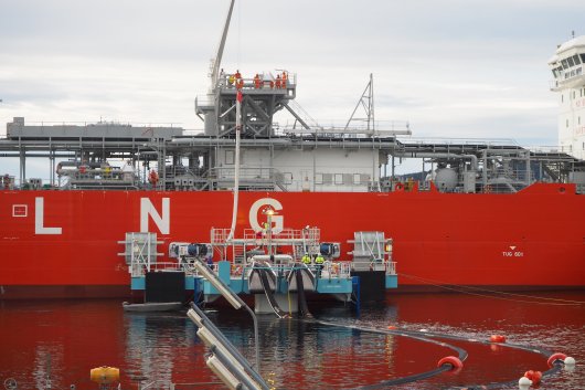 The Universal Transfer System (UTS) consists of Trelleborg's Cryoline LNG hoses, attached to a floating platform.