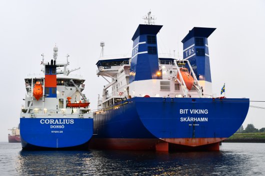 The Coralius supplies the Bit Viking during its first LNG bunkering operation in Rotterdam.