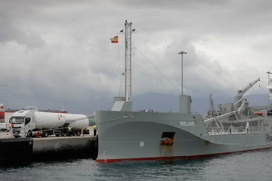A Molgas Energía truck supplies LNG to the MV Ireland at the port of Algeciras, Spain.