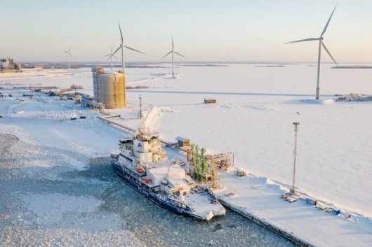 The icebreaker Polaris refuels at the Manga LNG terminal in Tornio, Finland.