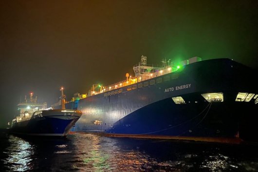 Gasum's LNG bunker vessel Coralius delivers a blend of LNG and LBG to UECC's car carrier Auto Energy on December 16, 2020.