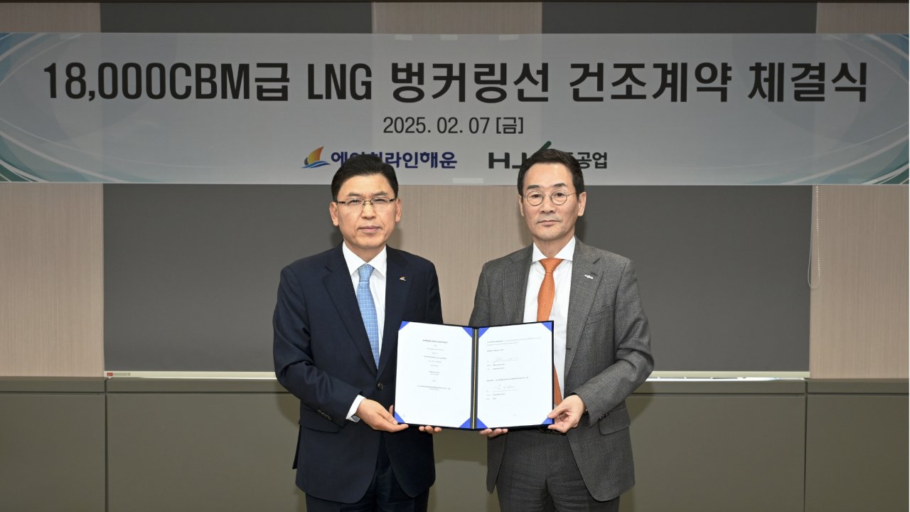 Pictured (from left): H-Line Shipping CEO Seo Myungdeuk and HJSC CEO Yoo Sang-cheol at the contract signing ceremony for the construction of an 18,000-cbm LNG bunkering vessel.