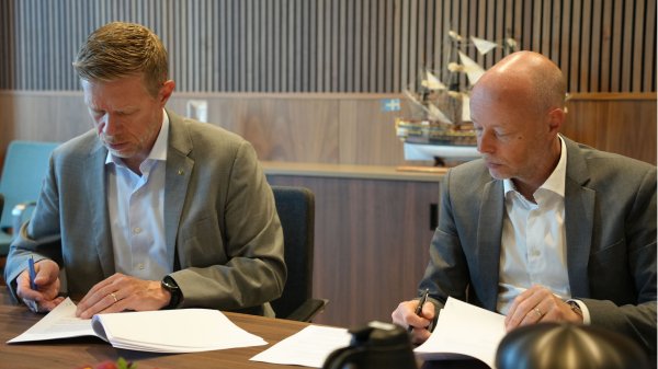 Lease agreement between Inter Terminals Sweden and the Port of Gothenburg, signed on July 1st. Pictured: Göran Eriksson, CEO of the Port of Gothenburg (left) and Johan Zettergren, Managing Director of Inter Terminals Sweden (right).