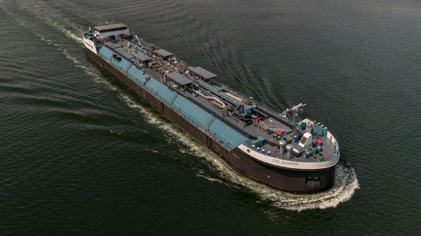 The inland LNG bunker vessel LNG London.