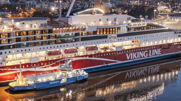 Gasum barge and Viking Line vessel.