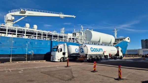 Gasum trucks alongside vessel