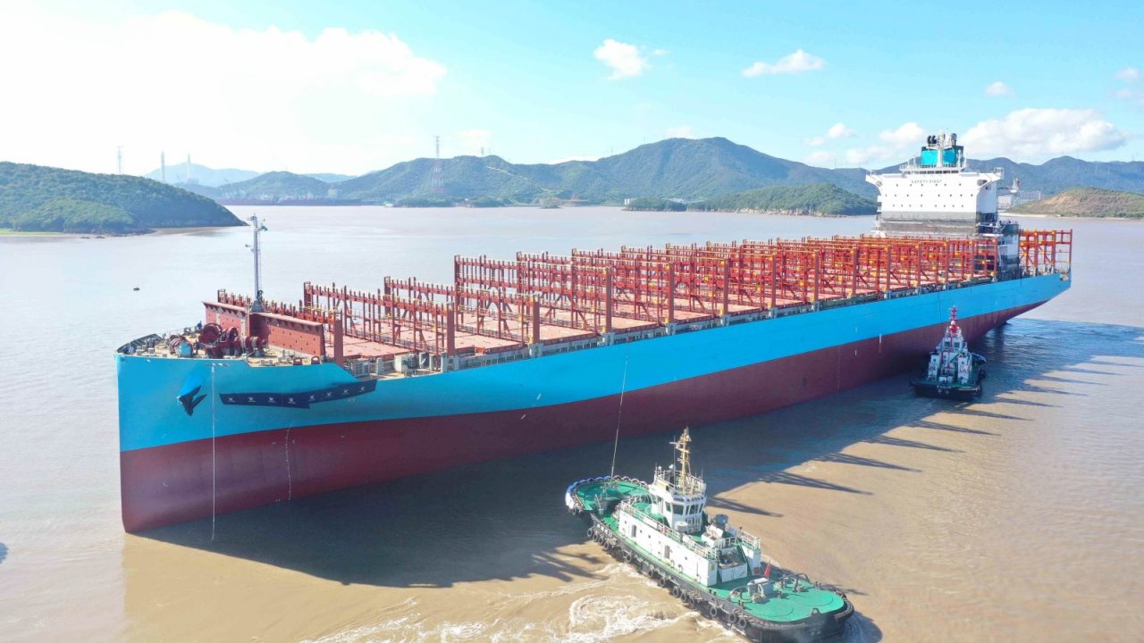 Tsuneishi  5,900 TEU container carrier