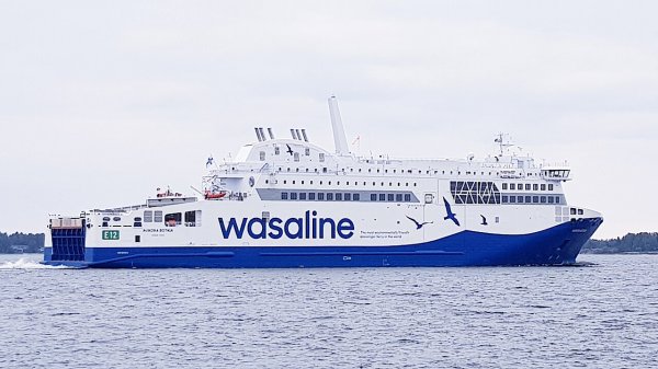 Aurora Botnia leaving harbor.