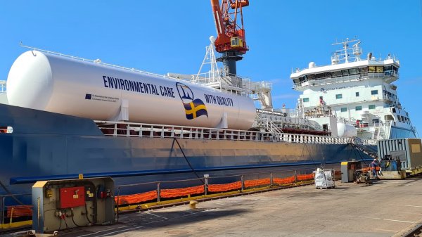 Furetank tanker vessel with gas tank on deck.