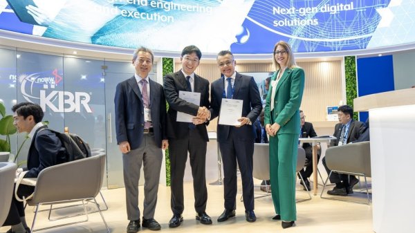 Amogy and KBR sign MoU at Gastech 2025.