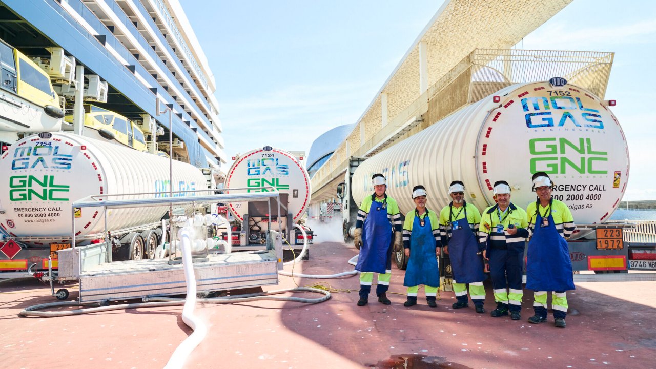 Molgas multi-truck-to-ship LNG delivery to Ilma.