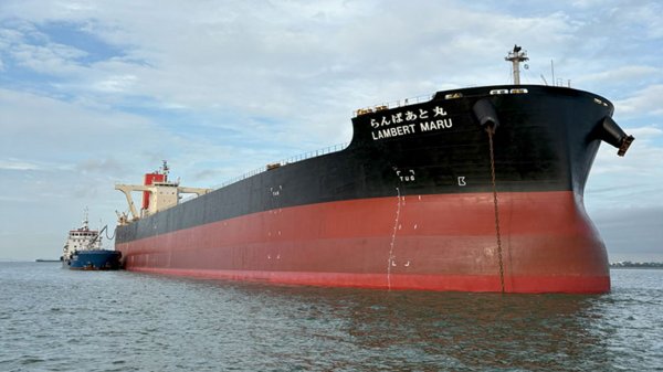 MOL's capesize bulk carrier Lambert Maru.