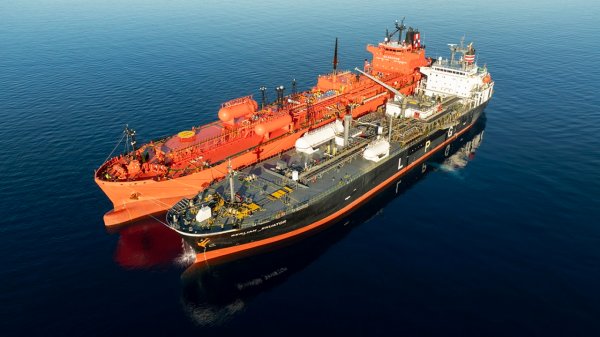 STS ammonia transfer from Berlian Ekuator to Eco Enchanted.