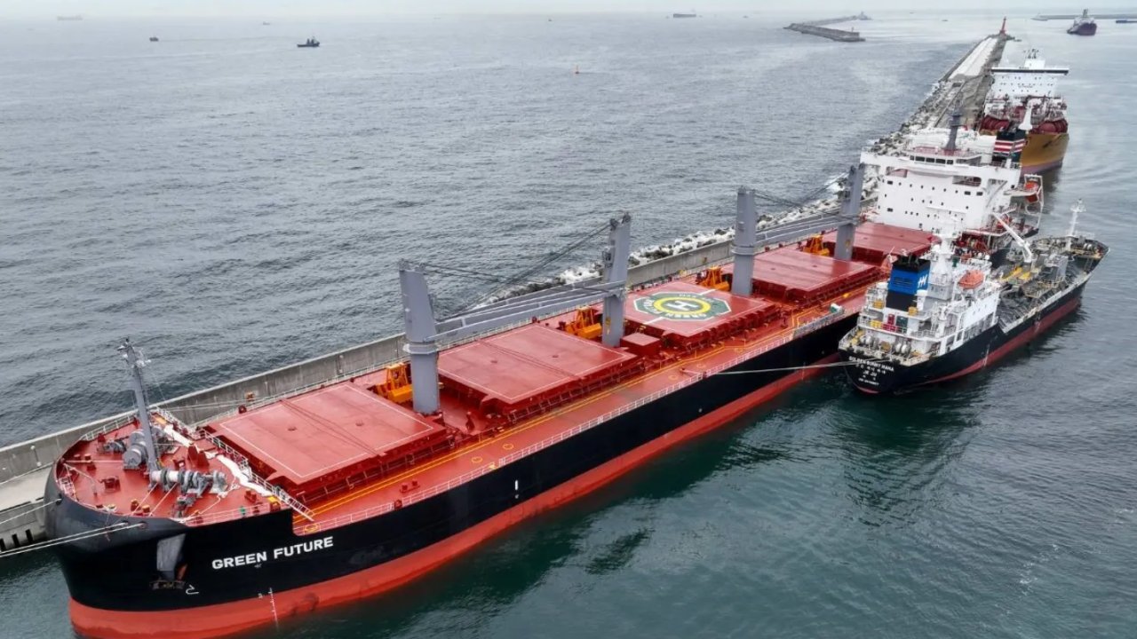 Green Future receiving methanol fuel via STS transfer on September 28, 2025.