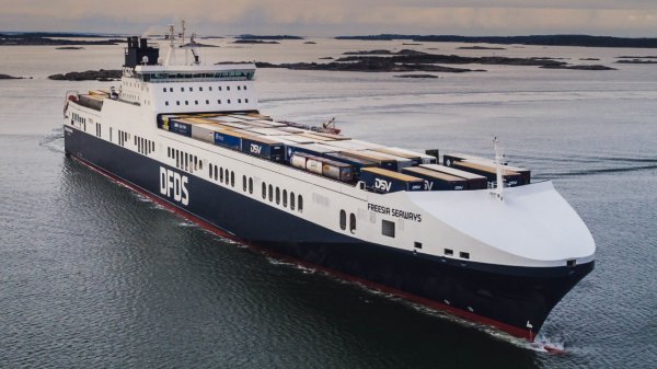 DFDS's Ro-Ro cargo vessel, Freesia Seaways.