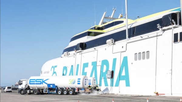 Baleària vessel being bunkered by road tank wagon (RTW)