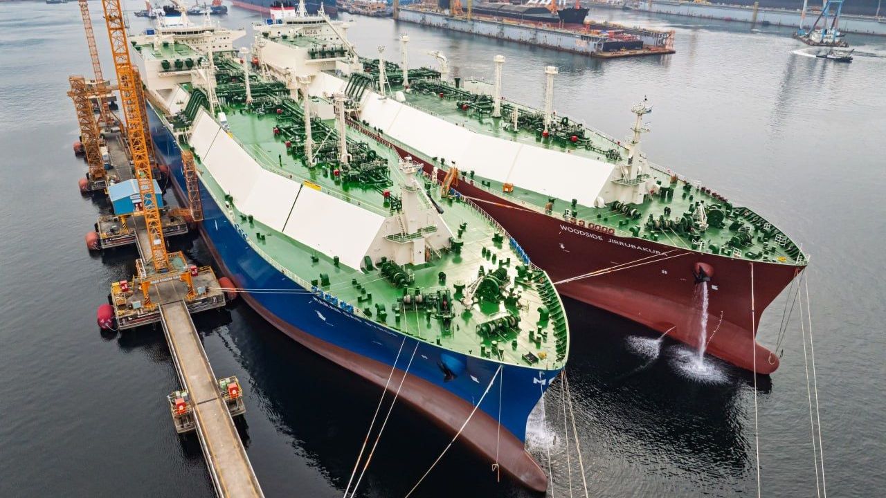 Hanwha Ocean conducts world’s first ship-to-ship LNG transfer during sea trials.