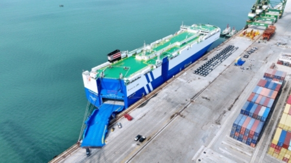 Orchid Leader dual-fuel car carrier at Fuzhou Port.