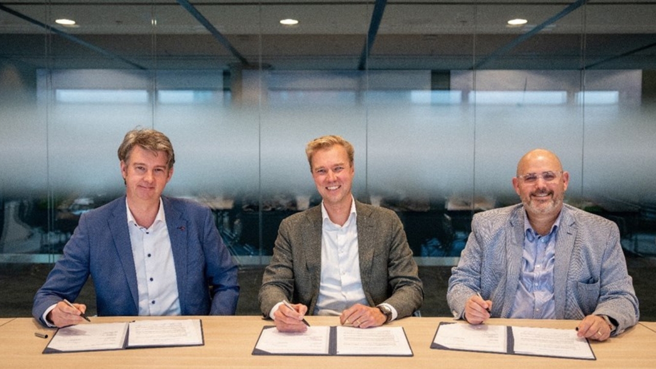 OCI Global and Victrol MoU signing.