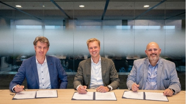 OCI Global and Victrol MoU signing.