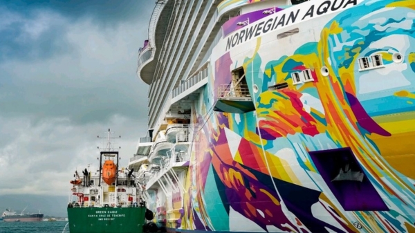 Green Cadiz alongside Norwegian Aqua.