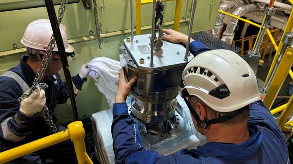 WinGD LNG dual-fuel engine with personnel wearing safety helmets.