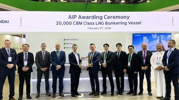 AiP award ceremony for 20K LNGBV design.