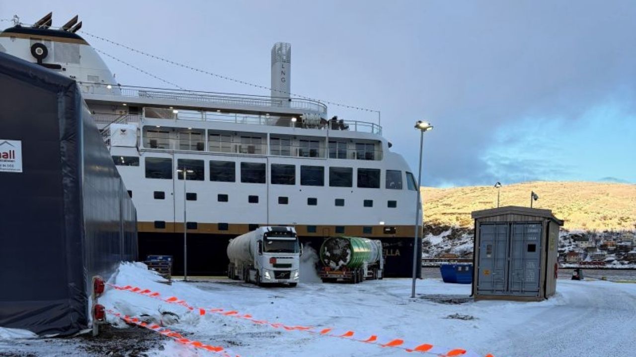 Truck-to-ship LNG bunkering in Hammerfest.