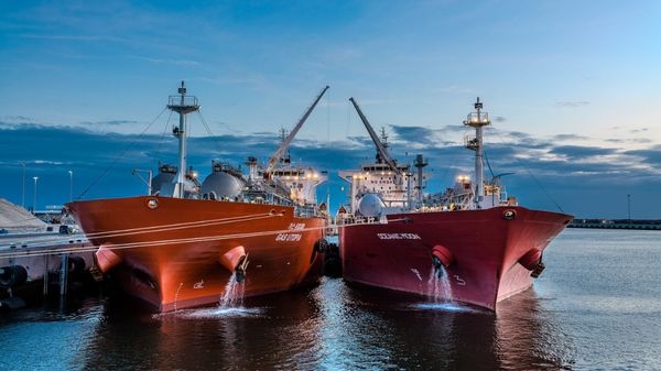 Gas Utopia vessel alongside Oceanic Moon vessel.