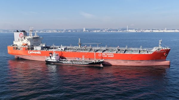 Methanol ship-to-ship bunkering operation at anchorage in Yokohama.