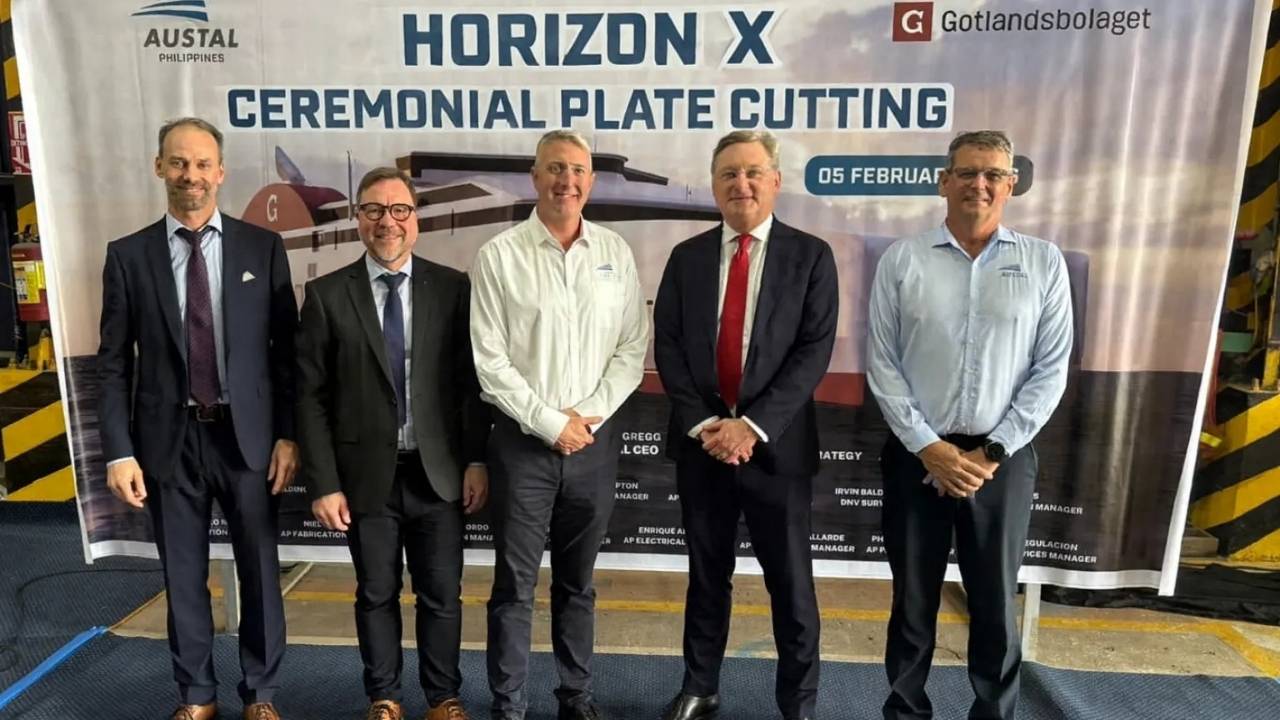 Plate cutting ceremony for Horizon X vessel.