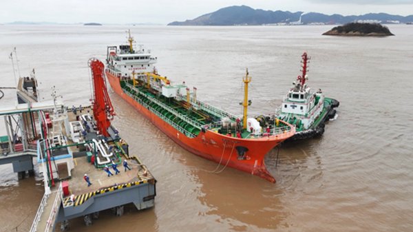 The Hua Hong 68 at the terminal of Sinochem Xingzhong Oil Staging, Zhoushan.