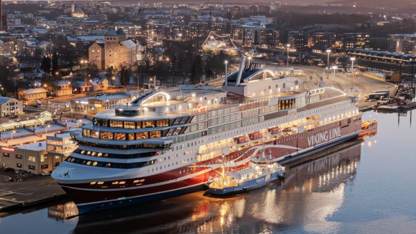 Bunkering of Viking Line's Viking Glory by a Gasum vessel in Turku, Finland.