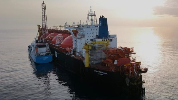 FSRU Toscana alongside Green Zeebrugge vessel.