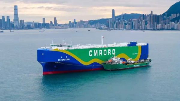 CM Hong Kong alongside Gang Rong vessel.