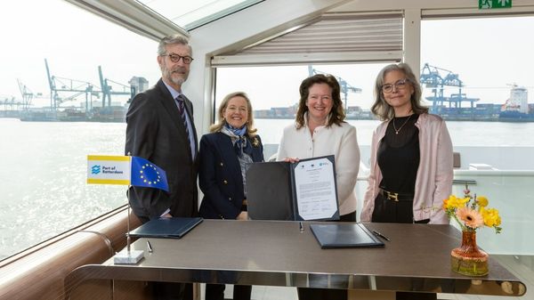 EIB and Port of Rotterdam signing.