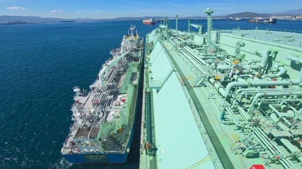 BW Lesmes alongside Levante LNG vessel.