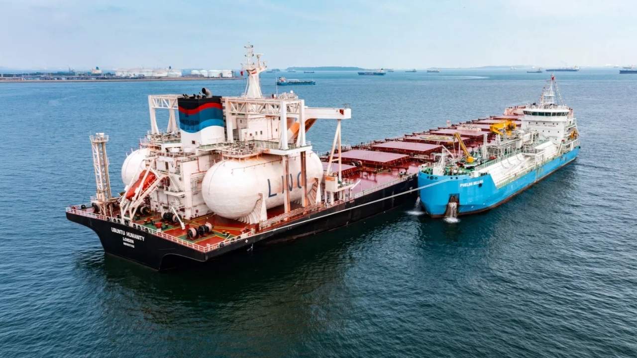 Ubuntu Humanity alongside Fuelng Bellina vessel.