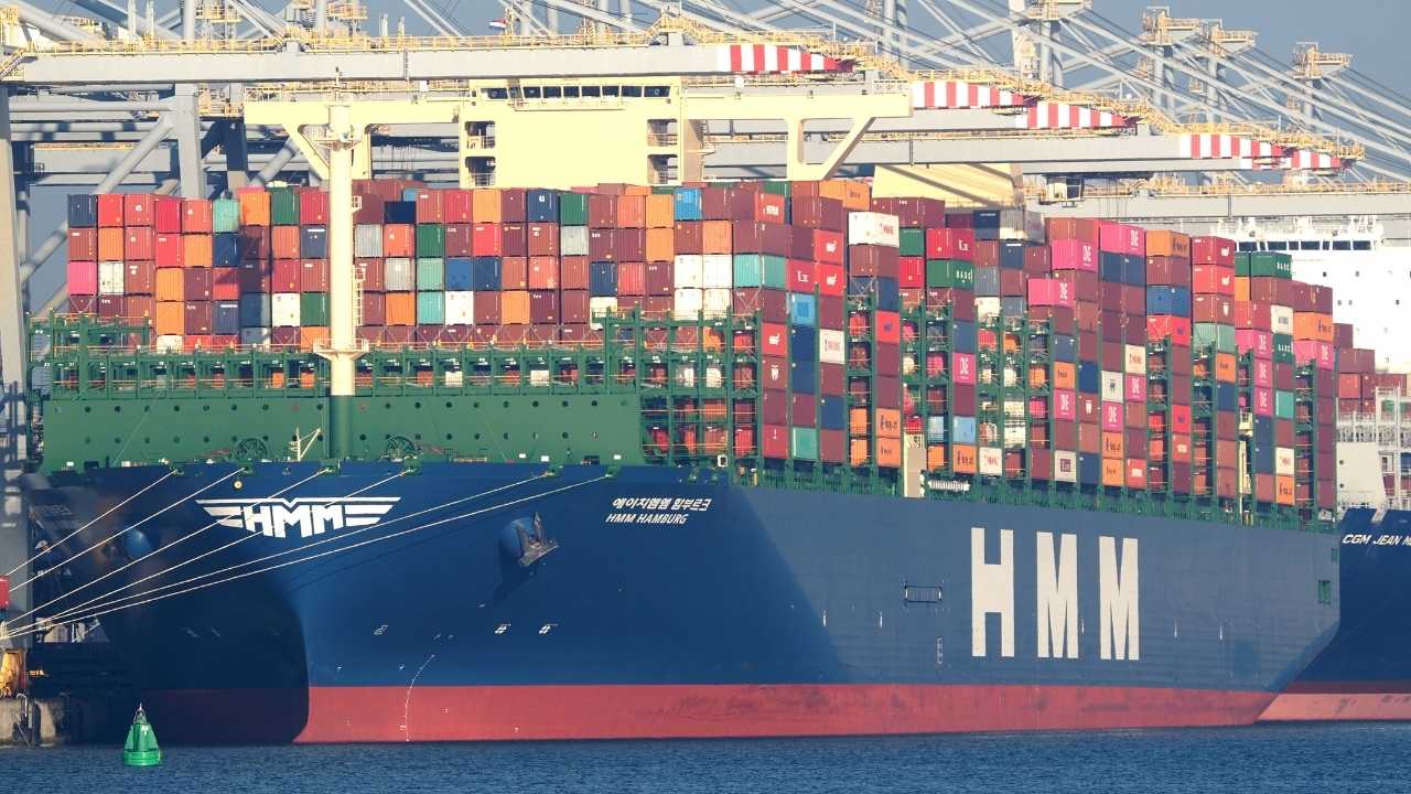 HMM Hamburg vessel.