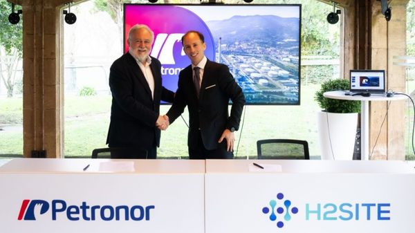 Petronor and H2SITE agreement signing.